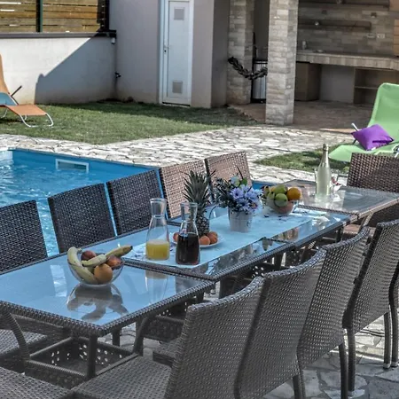 Villa Villa Gracia - Big House, Pool, Bbq, Playground & Table Tennis, Game Room With Billiards & Table Football, Pula, Istria