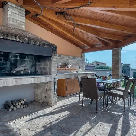 Villa Villa Gracia - Big House, Pool, Bbq, Playground & Table Tennis, Game Room With Billiards & Table Football, Pula, Istria