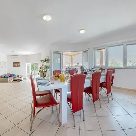 Villa Gracia - Big House, Pool, Bbq, Playground & Table Tennis, Game Room With Billiards & Table Football, Pula, Istria Villa