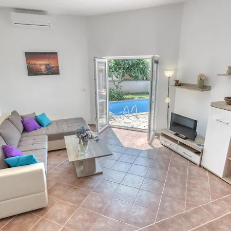 Villa Villa Gracia - Big House, Pool, Bbq, Playground & Table Tennis, Game Room With Billiards & Table Football, Pula, Istria Pula