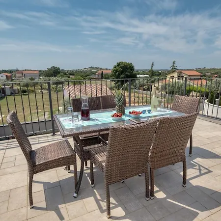 Villa Villa Gracia - Big House, Pool, Bbq, Playground & Table Tennis, Game Room With Billiards & Table Football, Pula, Istria *