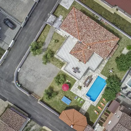 Villa Villa Gracia - Big House, Pool, Bbq, Playground & Table Tennis, Game Room With Billiards & Table Football, Pula, Istria *