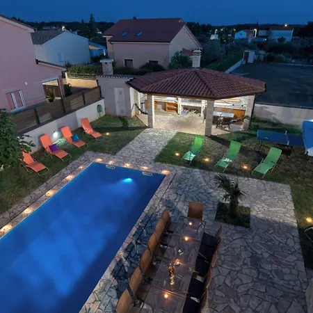 Villa Villa Gracia - Big House, Pool, Bbq, Playground & Table Tennis, Game Room With Billiards & Table Football, Pula, Istria Pula