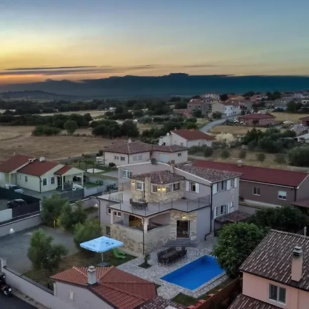 Villa Villa Gracia - Big House, Pool, Bbq, Playground & Table Tennis, Game Room With Billiards & Table Football, Pula, Istria