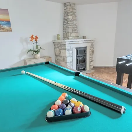 Villa Gracia - Big House, Pool, Bbq, Playground & Table Tennis, Game Room With Billiards & Table Football, Pula, Istria Villa
